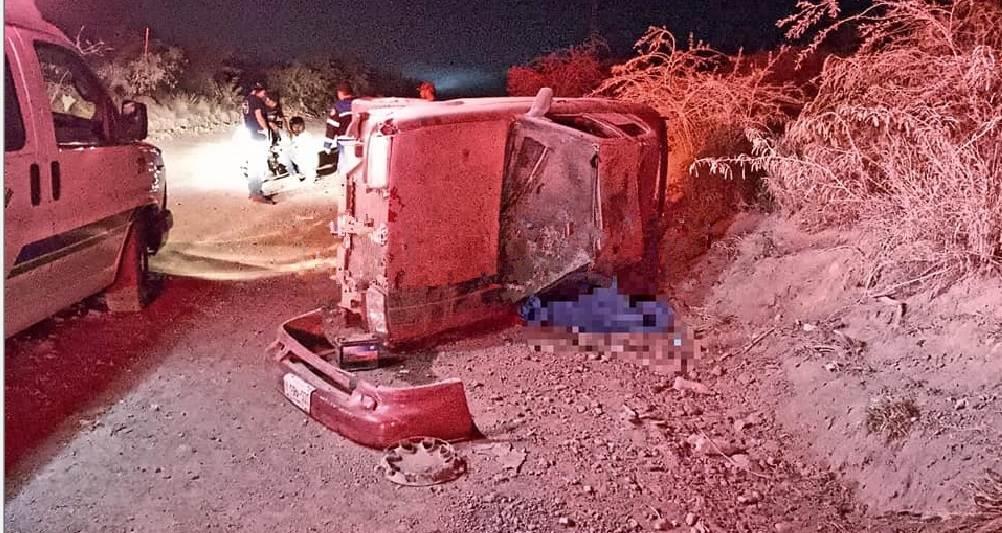 Fallece automovilista al volcar su vehículo en El Carmen