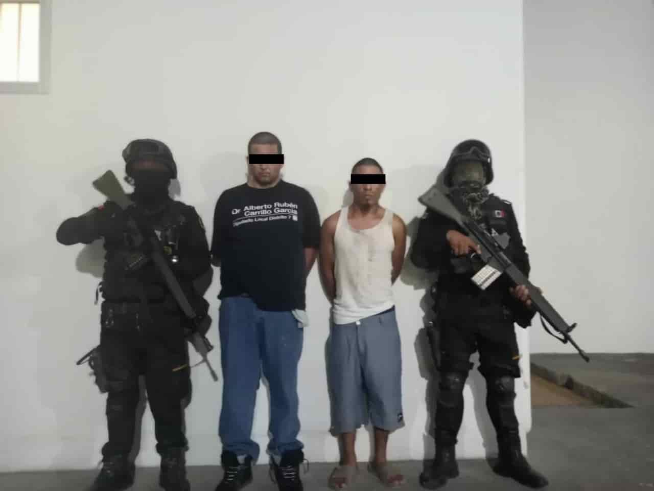 Dos hombres señalados como generadores de violencia e los municipios de El Carmen y Salinas Victoria, fueron arrestados la noche del jueves por elementos de Fuerza Civil en la Colonia Villas del Arco, zona donde se encontró minutos antes a una persona calcinada