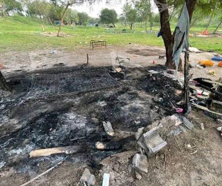 Prenden fuego a campamento de migrantes