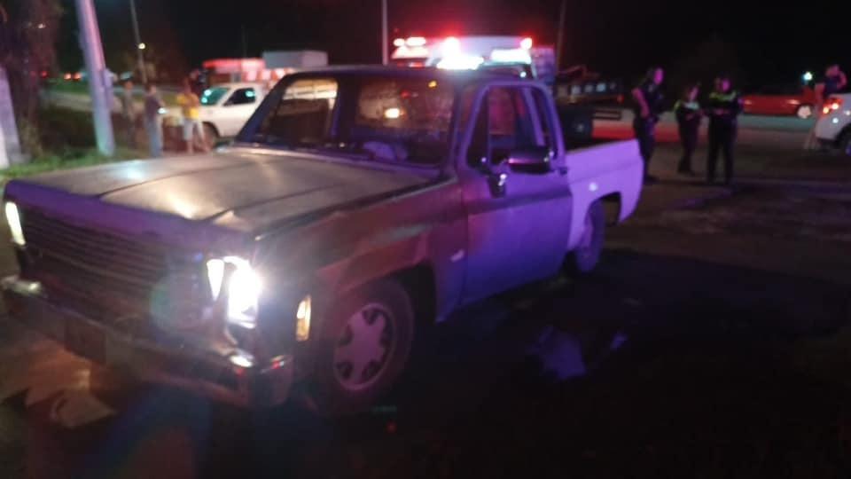 Choque entre moto y camioneta deja un lesionado