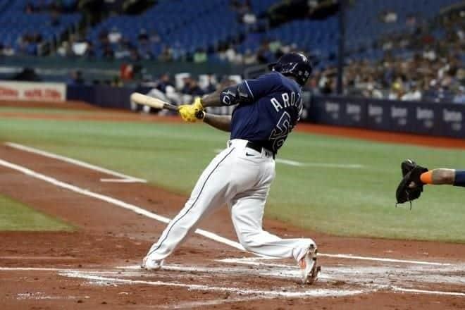 Caen Urquidy en derrota de Astros