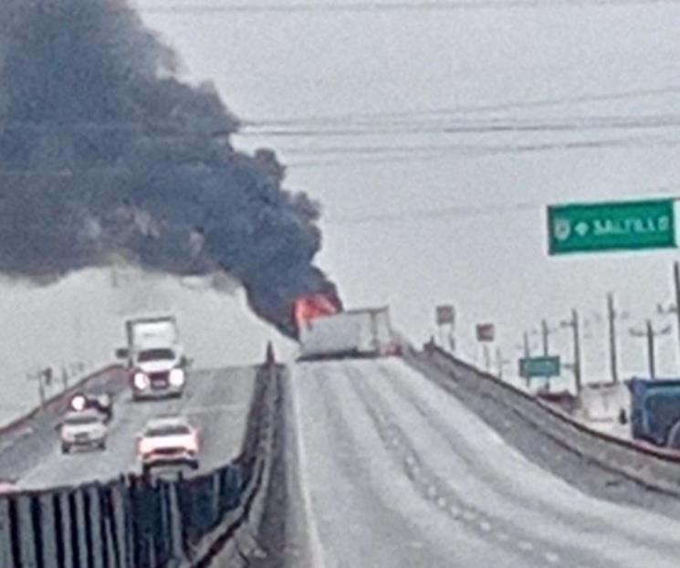 Se incendia tráiler tras chocar con muro en Libramiento Se incendia tráiler tras chocar con muro en Libramiento