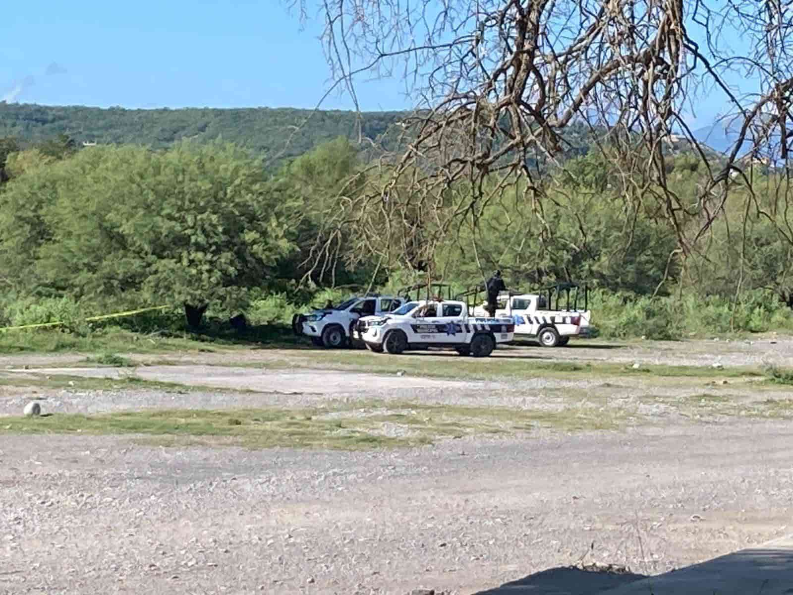 Una intensa movilización policiaca se registró en el municipio de Linares, al reportarse el hallazgo de un hombre sin vida, en una brecha ejidal de esta localidad