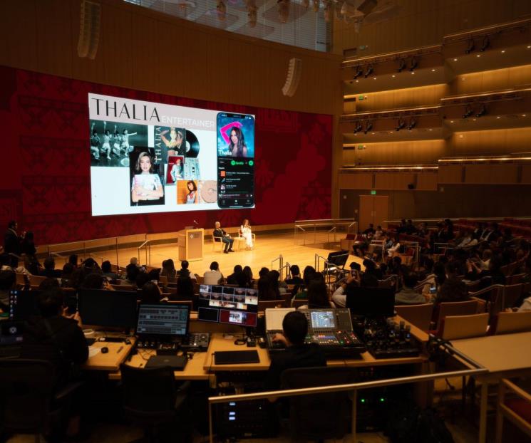 Thalía disertó en Harvard y recordó a su padre