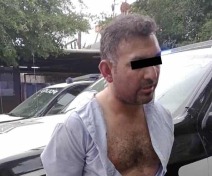 Arroja a mujer de auto en movimiento Arroja a mujer de auto en movimiento