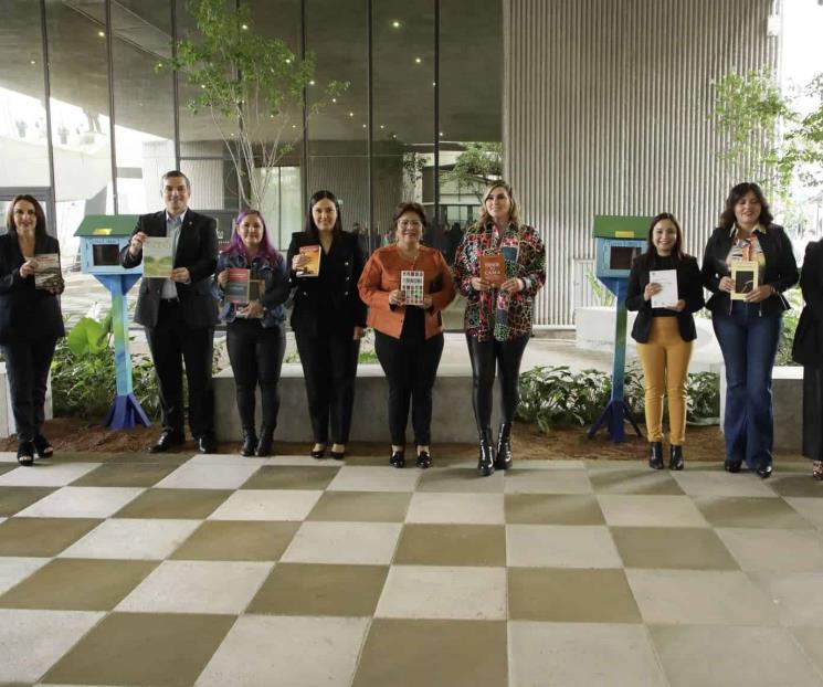 Instalan bibliotecas móviles en explanada del Congreso local