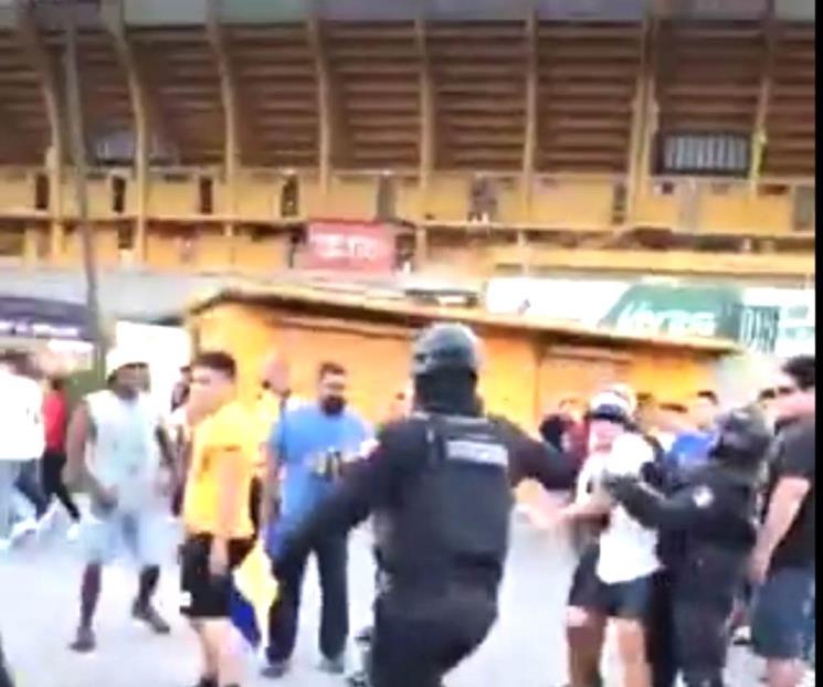 Barras de Tigres y León casi se pelean Barras de Tigres y León casi se pelean