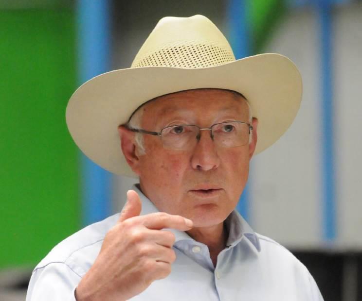 Reportan que Ken Salazar, embajador de EUA, tiene covid-19
