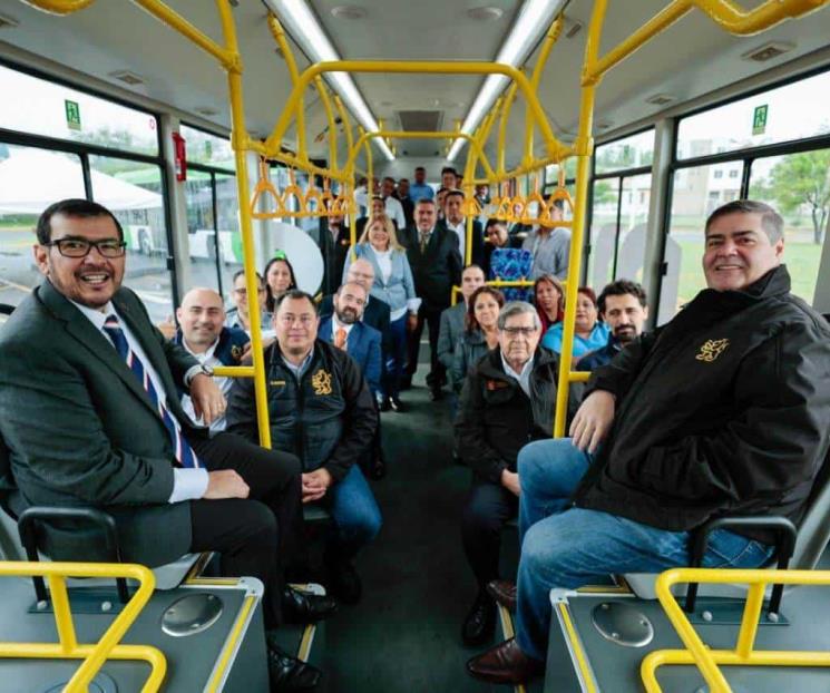 Se gradúa primera generación de choferes para nuevas rutas