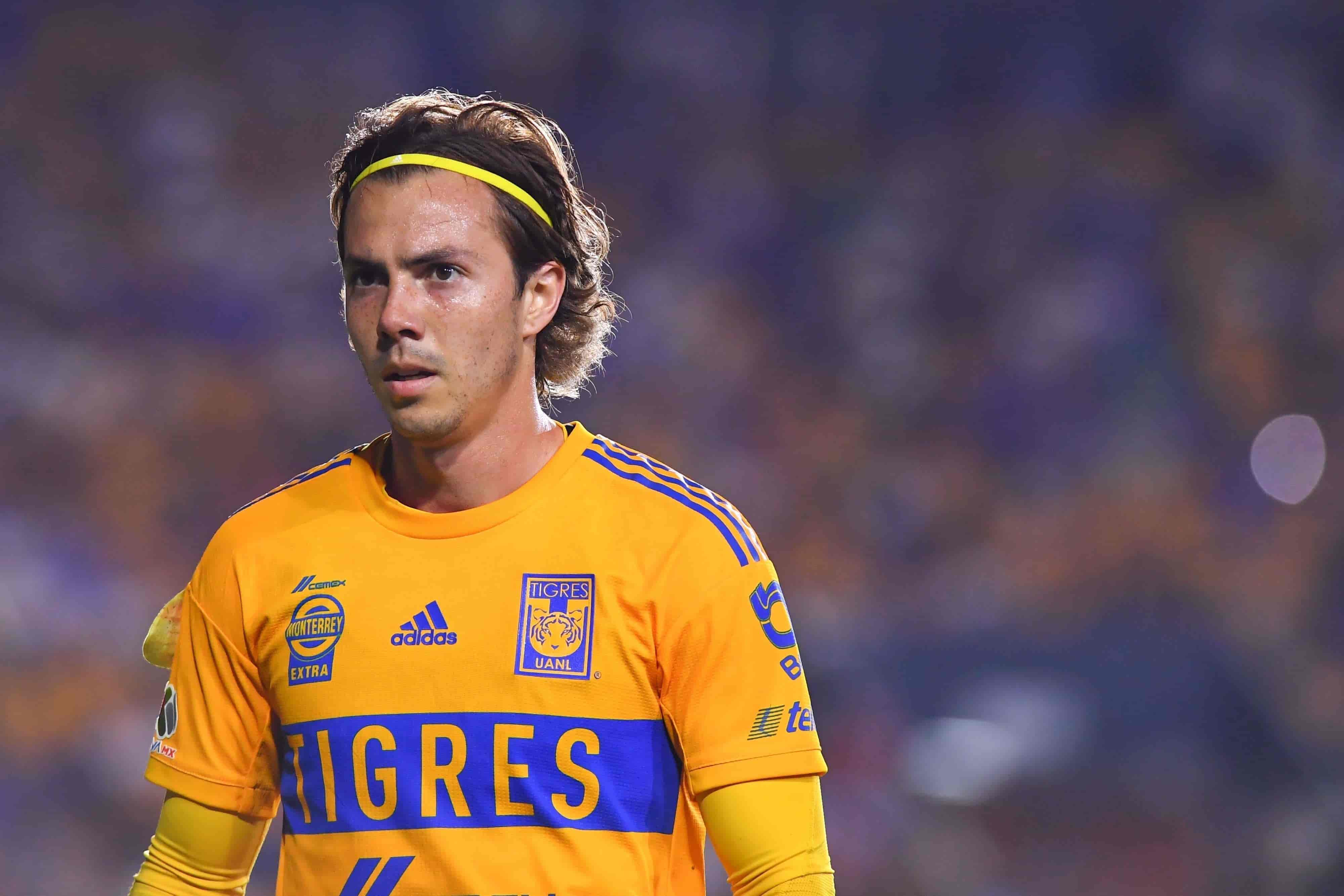 Sebastián Córdova empata el partido.