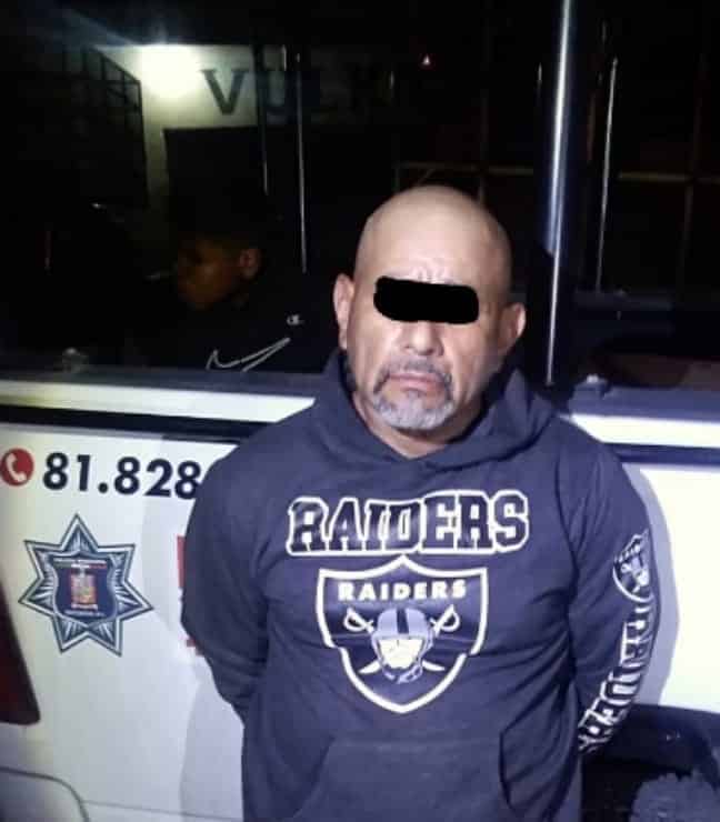 Dos presuntos vendedores de droga fueron detenidos por policías de Escobedo tras sorprenderlos en posesión de sustancia dañina para la salud, en la Colonia Alianza Real