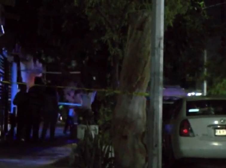 El ataque a balazos contra un domicilio por parte de dos encapuchados dejó a una mujer sin vida y su pareja lesionado, la noche del martes en la Colonia Los Ébanos, municipio de Apodaca