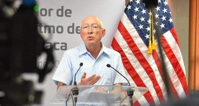El embajador Ken Salazar tiene Covid-19