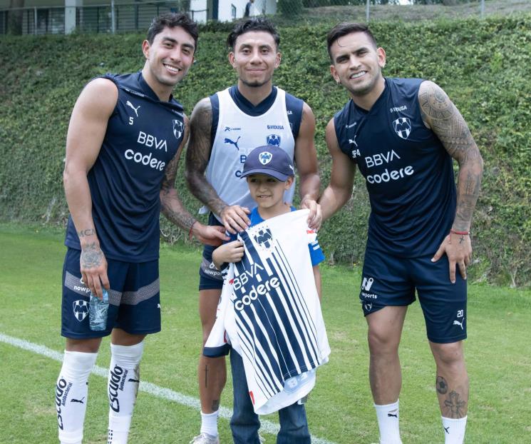 Regalan Rayados jersey al pequeño Miguel