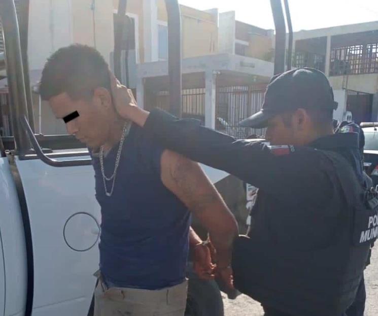 Amenaza a vecinos con machete