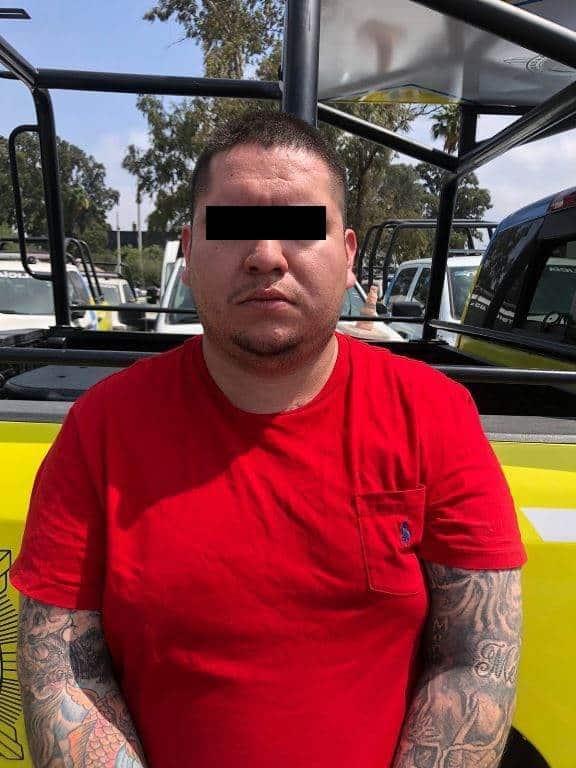 Un hombre originario de Laredo, Texas, y que estuvo ingiriendo bebidas embriagantes durante la noche en un bar de la colonia San Jerónimo, fue detenido por oficiales de la Policía de Monterrey, presuntamente al no pagar la cuenta del consumo y amenazar de muerte al mesero, a quien le manifestó pertenecer a un grupo delictivo