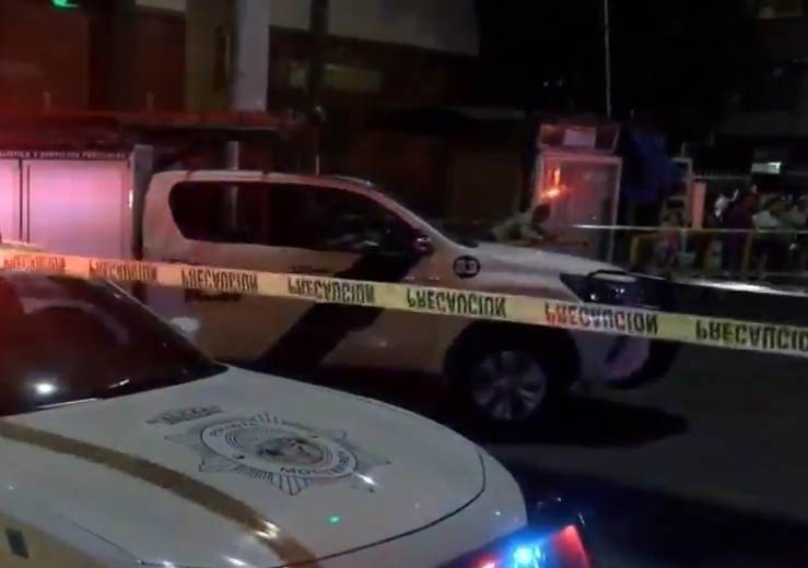 Con diversos golpes, al menos una lesión de arma blanca, y atropellado, quedó el cadáver de un hombre de aspecto indigente en la Avenida Pino Suárez, la madrugada de ayer a unos metros del Hospital de Zona 21 del IMSS, a donde presuntamente intentaba llegar para pedir ayuda