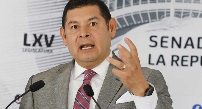 Retira su iniciativa de quitar al INAI, a nada de proponerla