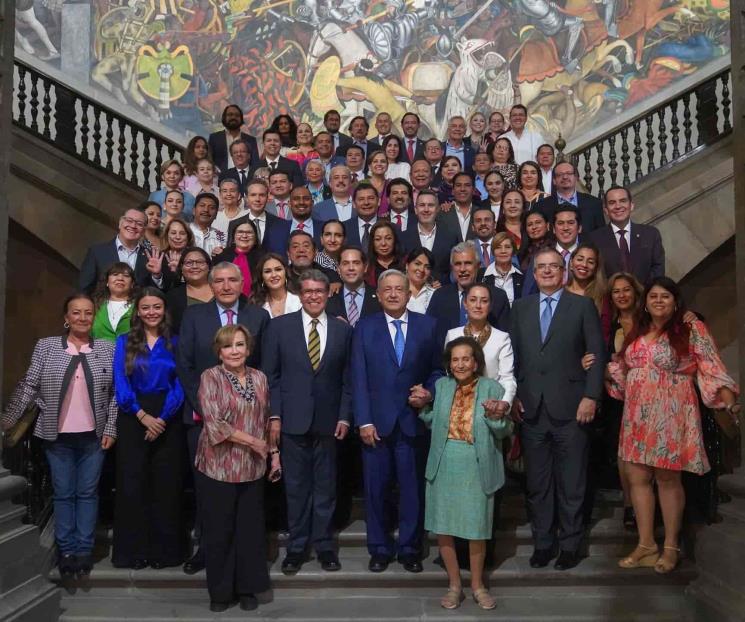 Concluye reunión de AMLO con senadores de Morena