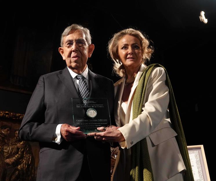 Entregan presea a Cuauhtémoc Cárdenas Entregan presea a Cuauhtémoc Cárdenas