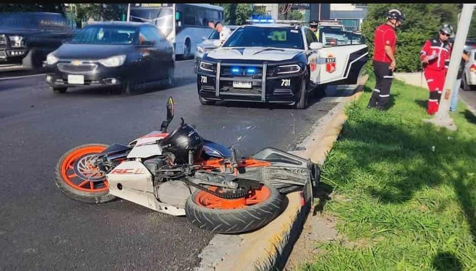 Arrolla moto a empleado del SAT