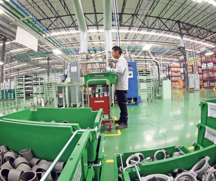 Economía mexicana supera expectativas, crece 1.1%