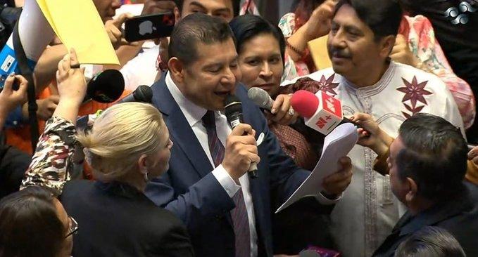 Inicia Senado sesión en salón de plenos debido a protestas