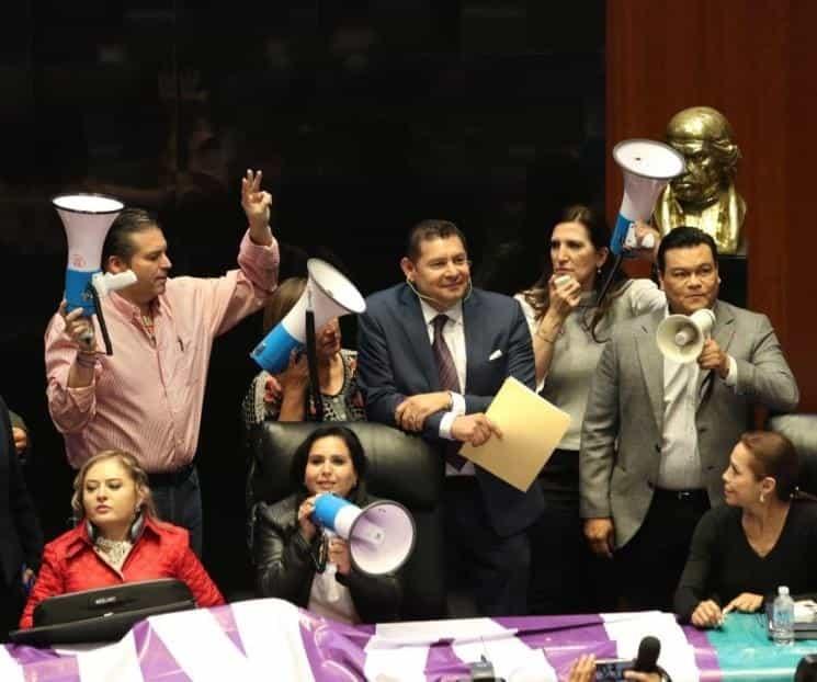 Senadores aprueban en fast track y sin debate 18 reformas