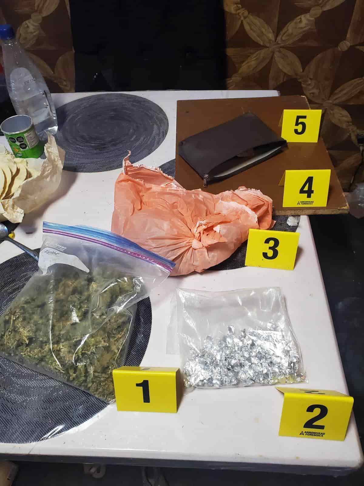 En dos cateos realizados en los municipios de García y Apodaca, cuatro personas fueron arrestadas por elementos de la policía, quienes además aseguraron droga