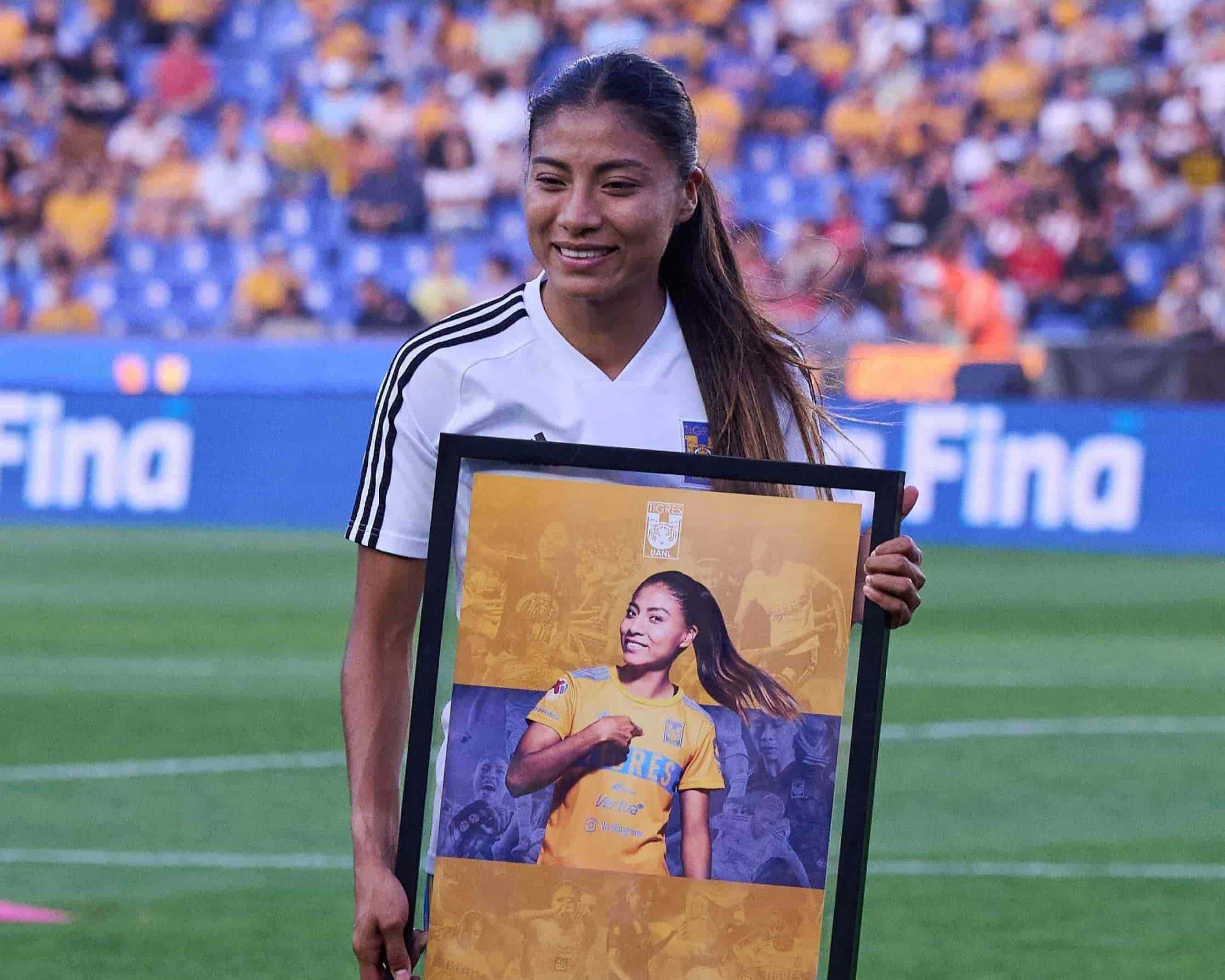 Nancy Antonio recibe reconocimiento por llegar a 200 partidos con Tigres.