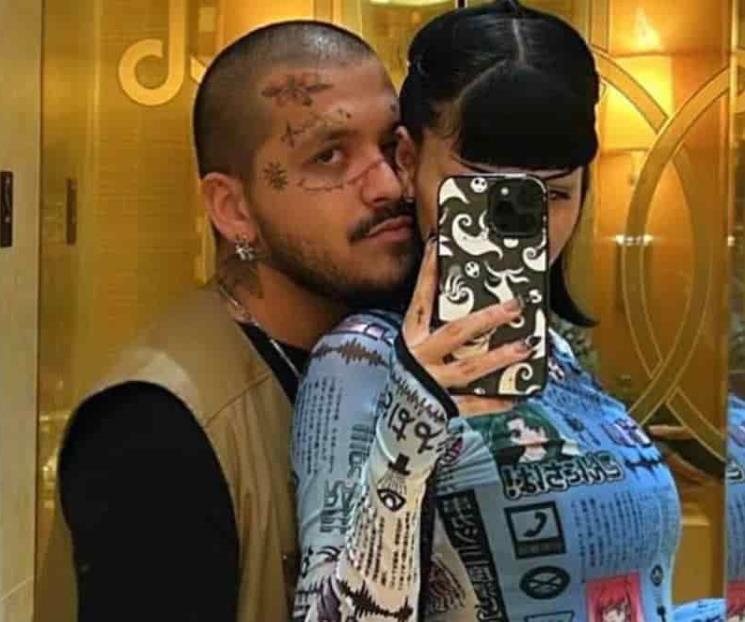 Desaira Christian Nodal a Cazzu en aeropuerto