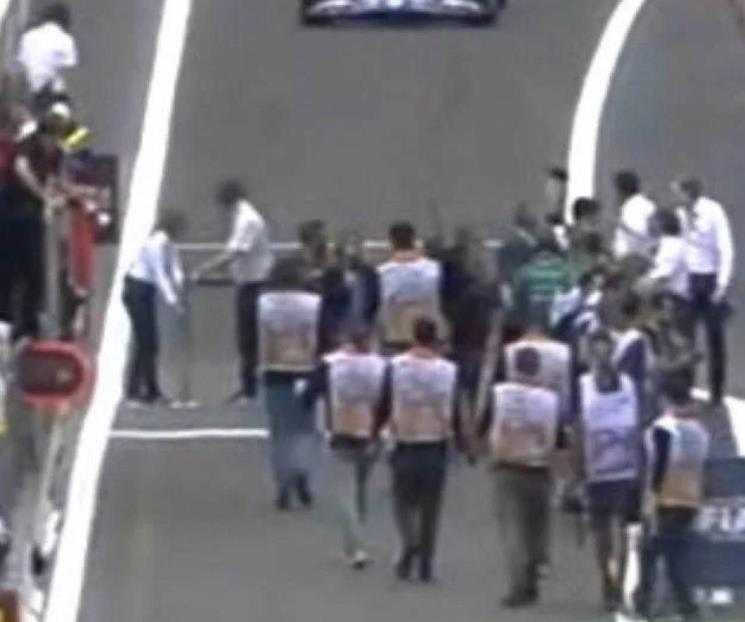 Ocon casi choca a fotógrafos en GP de Azerbaiyán