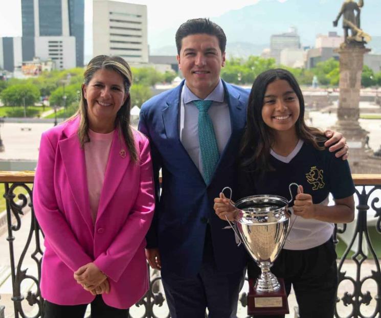 Felicita el Gober a jugadora campeona de Rayadas