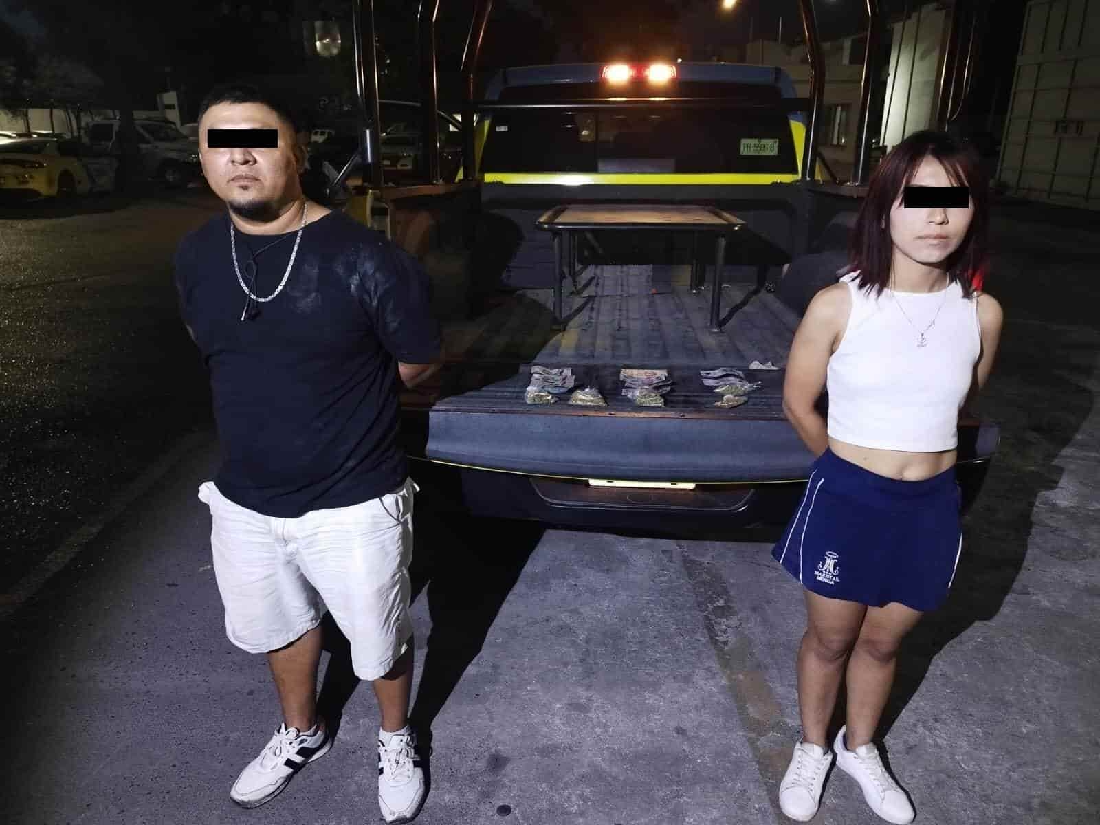 Elementos de la Secretaría de Seguridad y Vialidad de Salinas Victoria detuvieron a un hombre por delitos contra la salud, al encontrarle droga entre sus pertenencias en la colonia Paseo San Isidro