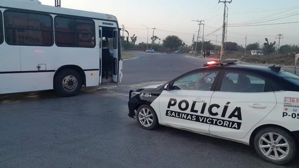 Hombres armados atacan a policías de Salinas Victoria