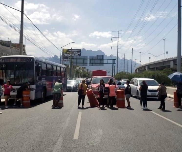 Desquician vialidad de Morones Prieto por falta de luz