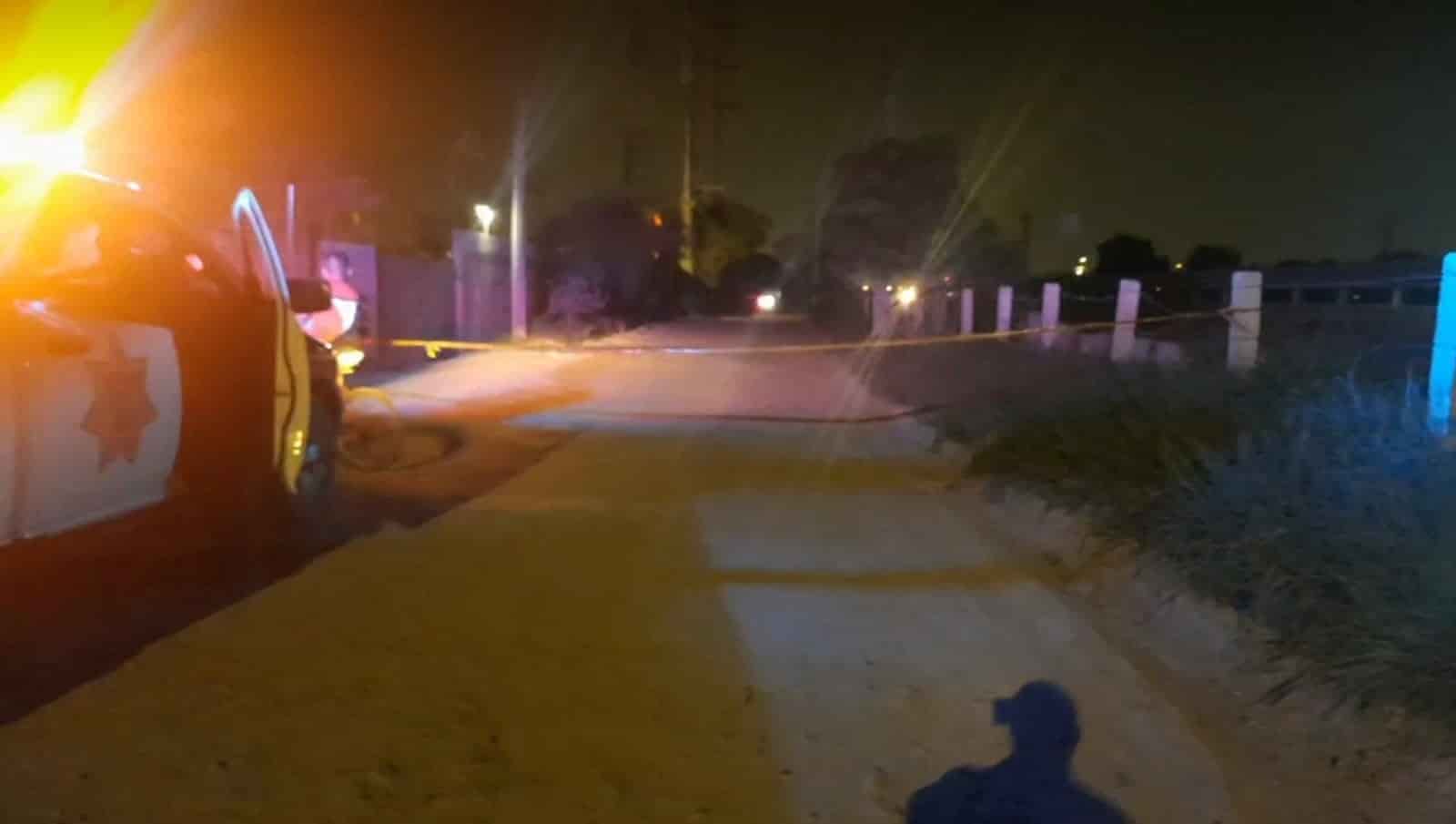 Los cuerpos de dos masculinos ejecutados a balazos uno encobijado, el otro atado de manos y pies, fueron abandonados  en una brecha en Juárez