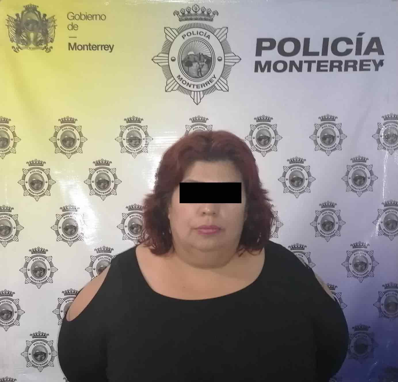 Luego de ser vista en forma sospechosa manejando un auto por calles de la Colonia Moderna y negarse a detener, una mujer fue detenida por elementos de la Secretaría de Seguridad y Protección a la Ciudadanía de Monterrey, ya que contaba con orden de aprehensión por fraude