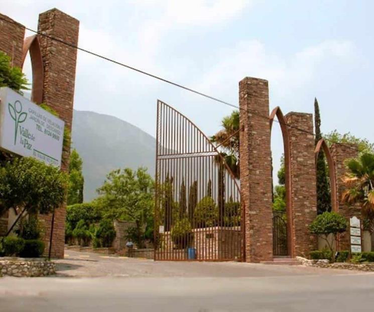 Colapsa tumba y resultan heridos