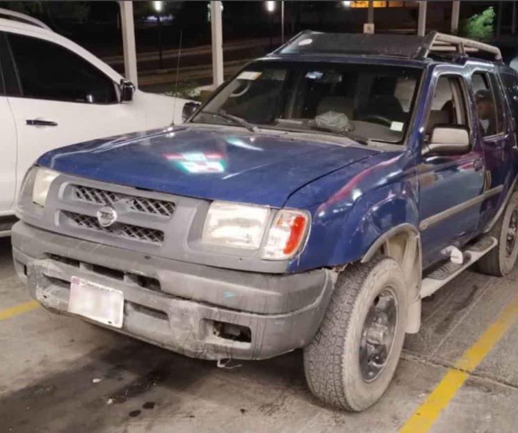 Caen dos hombres en camioneta robada