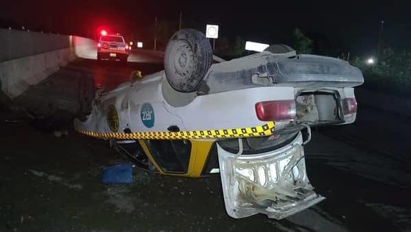 Sale taxista herido en volcadura