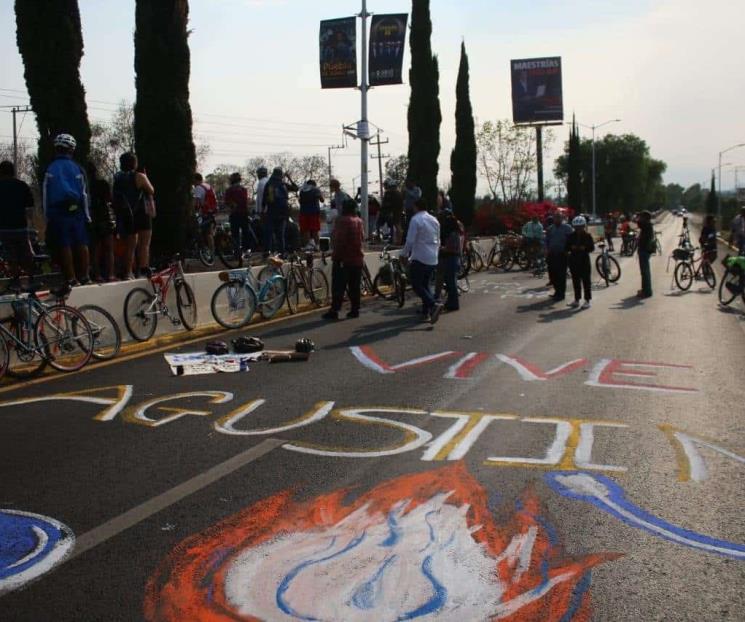 Conductor intenta atropellar a manifestantes en Puebla Conductor intenta atropellar a manifestantes en Puebla