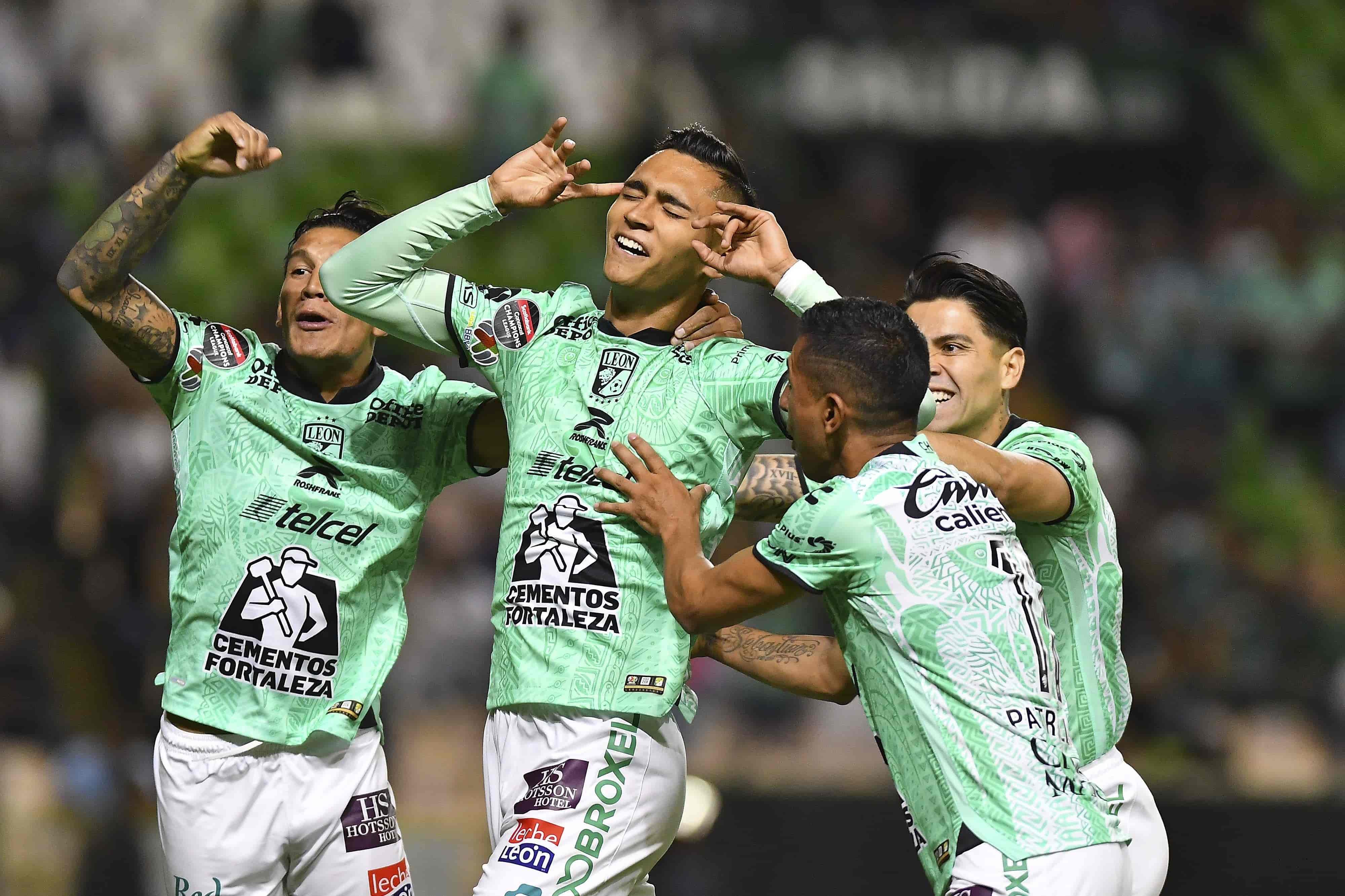 Fidel Ambríz hace el 1-0.