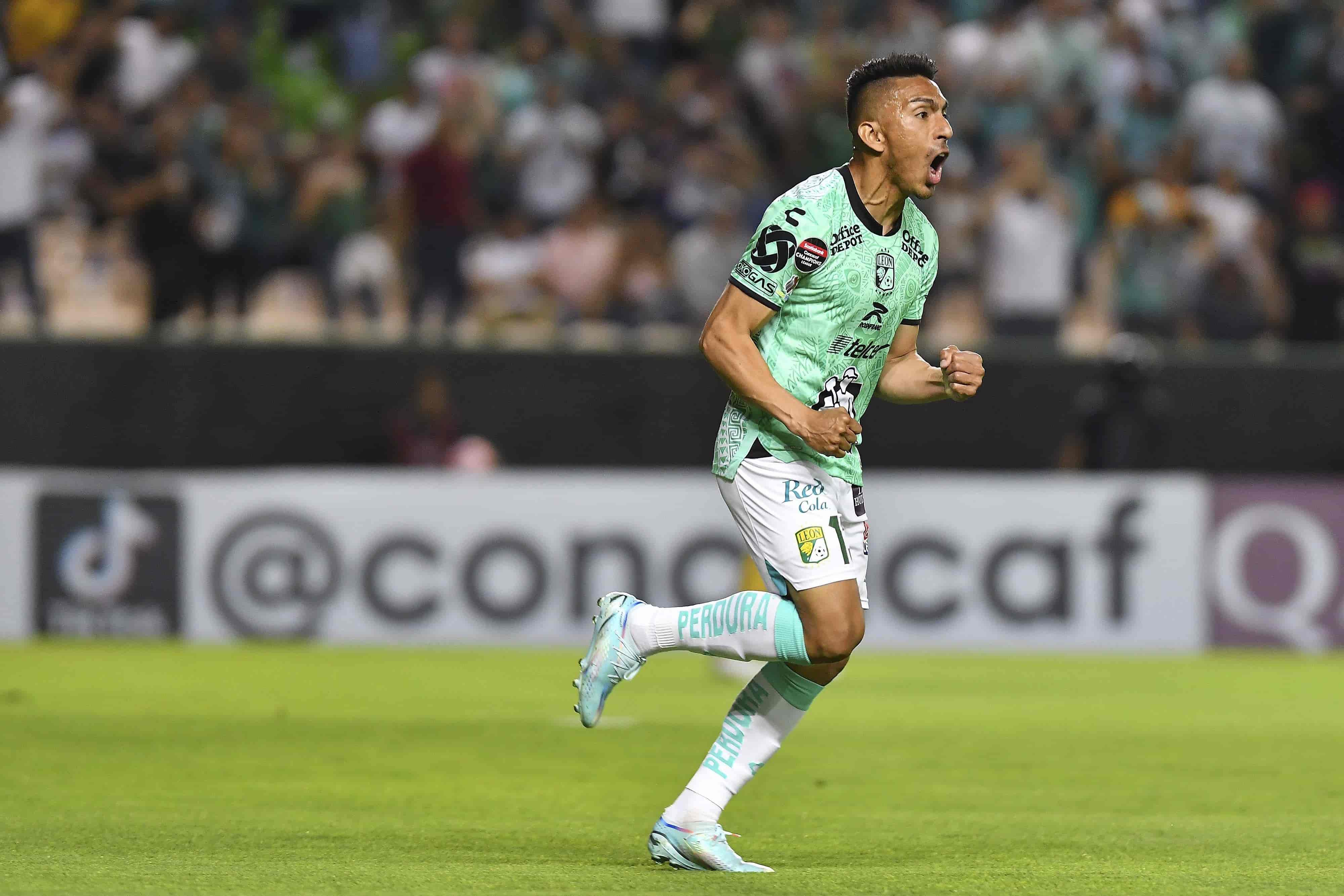 Ángel Mena hace el 2-0.