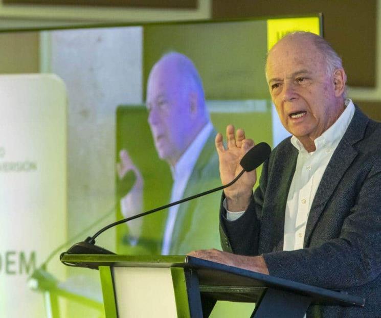 Llama a jóvenes a interesarse por la política y a leer mucho