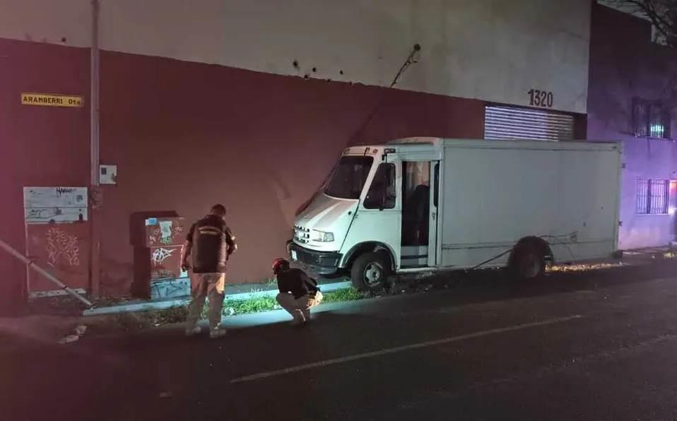 Impacta camioneta contra negocio
