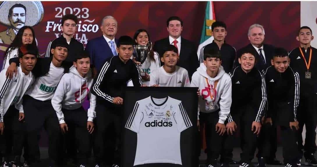 AMLO felicita a niños de NL