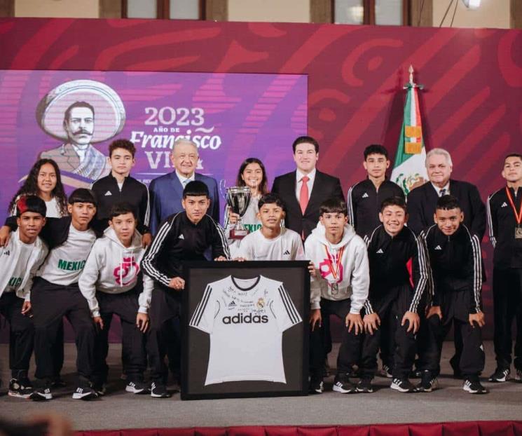 Reconoce AMLO a niños campeones