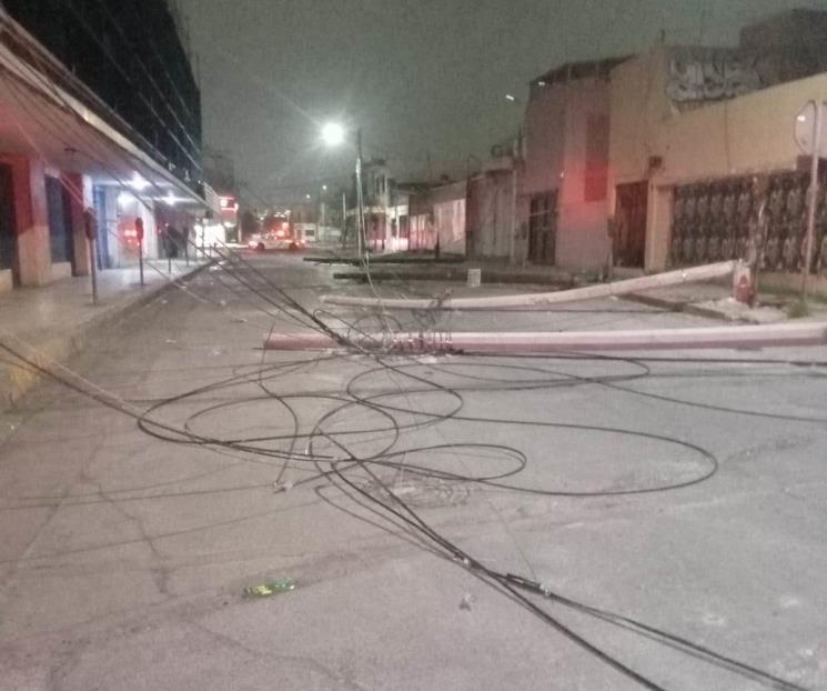 Derriba tráiler postes en la colonia Industrial