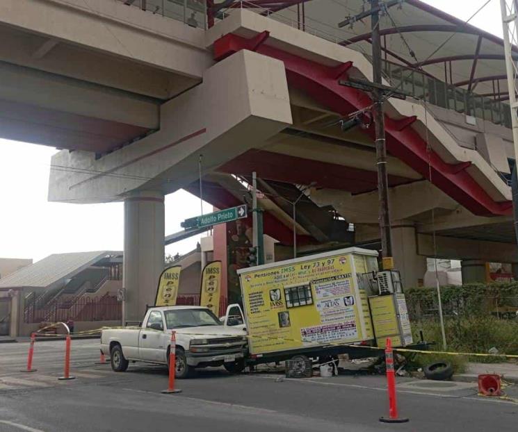 Sufre infarto, se estrella y muere en Monterrey
